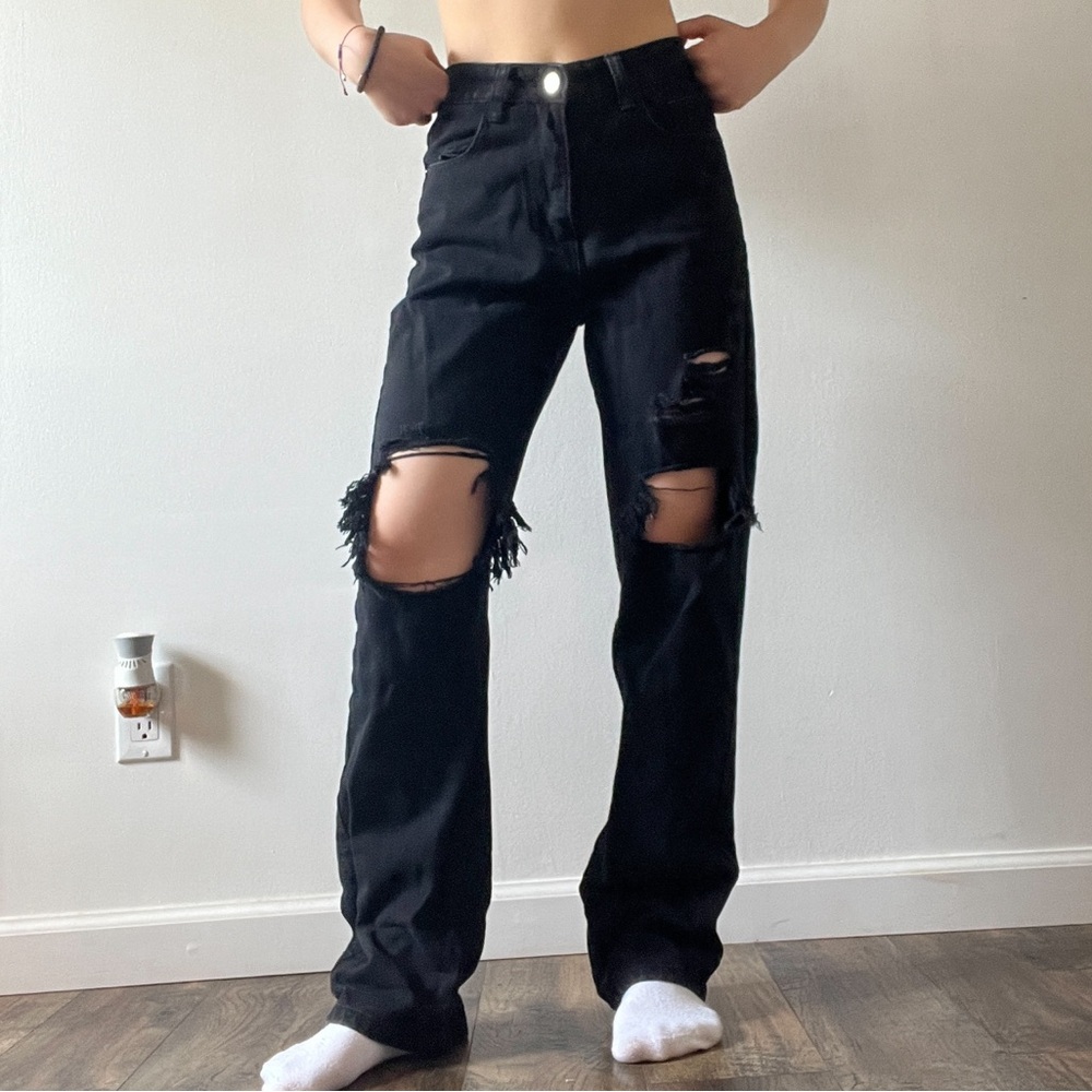 BLACK RIPPED JEANS